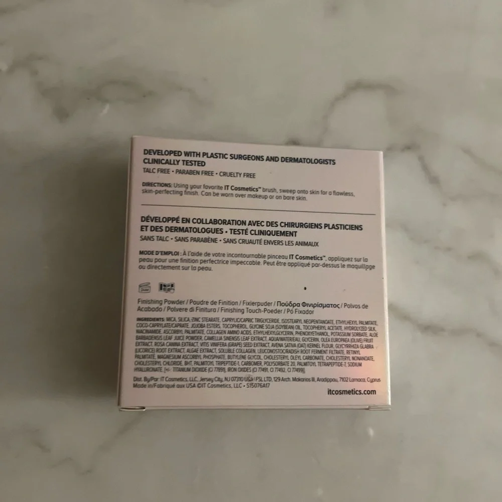 iT Cosmetics - Bye Bye Pores Translucent Powder - Picture 2 of 3